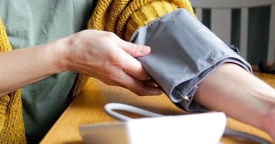 متى يكون انخفاض ضغط الدم علامة مرتبطة بمرض السكري؟