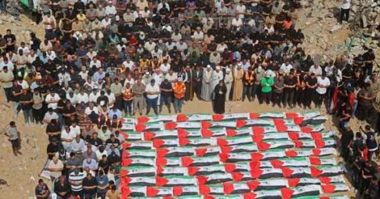 غزة تشيع رفات 105 من الشهداء بعد عامين تحت الأنقاض.. فيديو