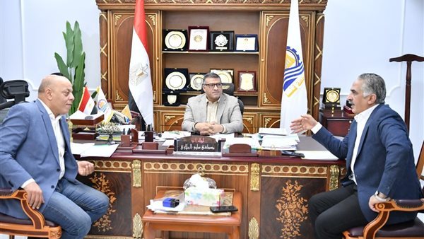 محافظ قنا يناقش مع أعضاء البرلمان مطالب المواطنين والملفات الخدمية (صور)