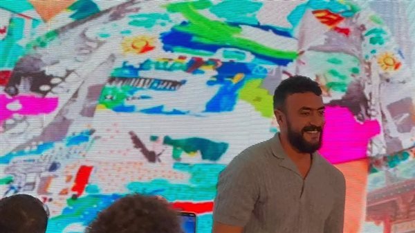 عمرو سعد وأحمد العوضي يفاجئان أبطال "مطلوب عائليا" بحضور العرض الخاص للفيلم (فيديو وصور)