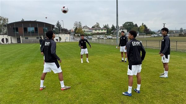 منتخب الناشئين يتدرب تحت الأمطار استعدادًا لمواجهة كندا في كأس الصداقة (صور)