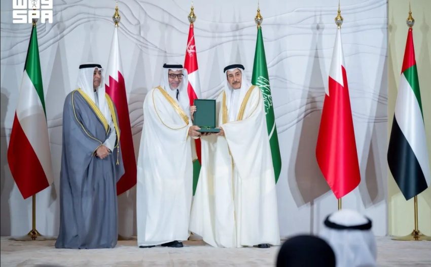 "أمانة مجلس التعاون" تكرّم الزويد بوسام الكفاءات في الخدمة المدنية والتنمية الإدارية