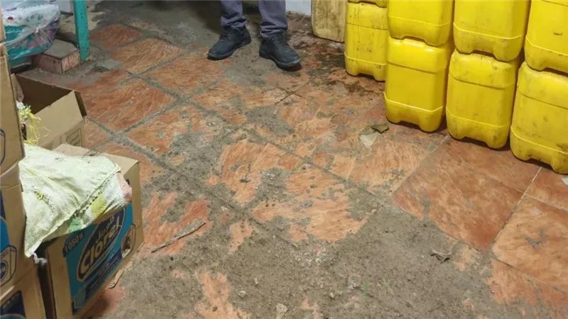 ضبط 750 لتر زيت طعام مجهول المصدر داخل مخزن بالإسماعيلية
