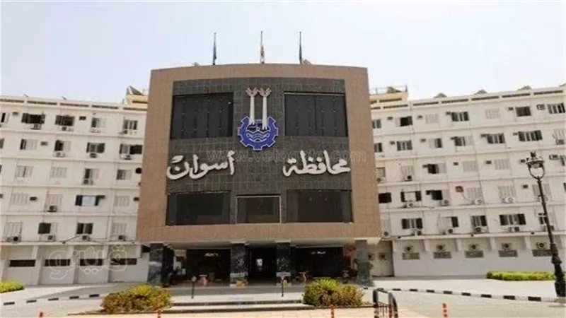 محافظ أسوان يصدر قرارات بنقل مسؤولين بالمحليات بسبب قصور الأداء