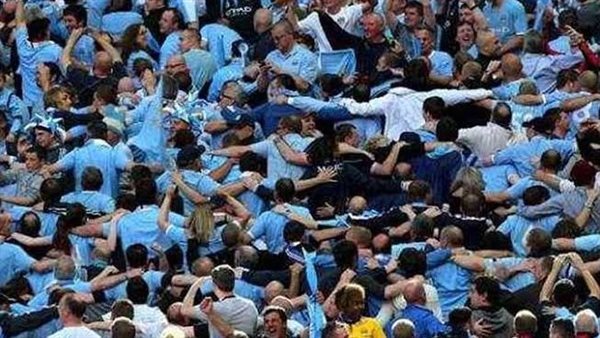 قبل قمة أنفيلد، جماهير السيتي تهتف لفريقها في شوارع ليفربول