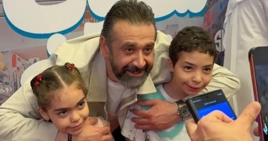 أبطال «مطلوب عائليًا» يحتفلون بعرضه في قطر.. صور