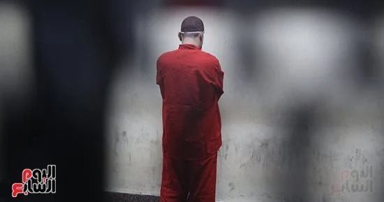 أبيض وأزرق وأحمر.. حكاية ألوان ملابس السجناء في مصر ودلالة كل لون