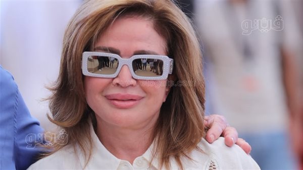 "خبطني بالسيناريو على وشي"، إلهام شاهين تكشف سر خلافها مع خان في "أحلام هند وكاميليا" (فيديو)