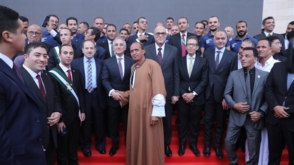 وزير العدل يصافح أهالي أعضاء الهيئات القضائية الجدد ويشاركهم فرحة حلف اليمين