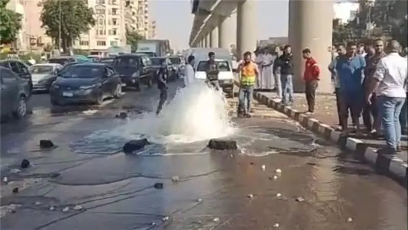 شركة مياه الشرب بالقاهرة تنجح في السيطرة على كسر بخط مياه عكرة بمدينة نصر