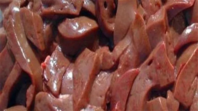 ضبط 1.8 طن من الكبدة والأسماك متغيرة الخواص داخل ثلاجتين في بنها