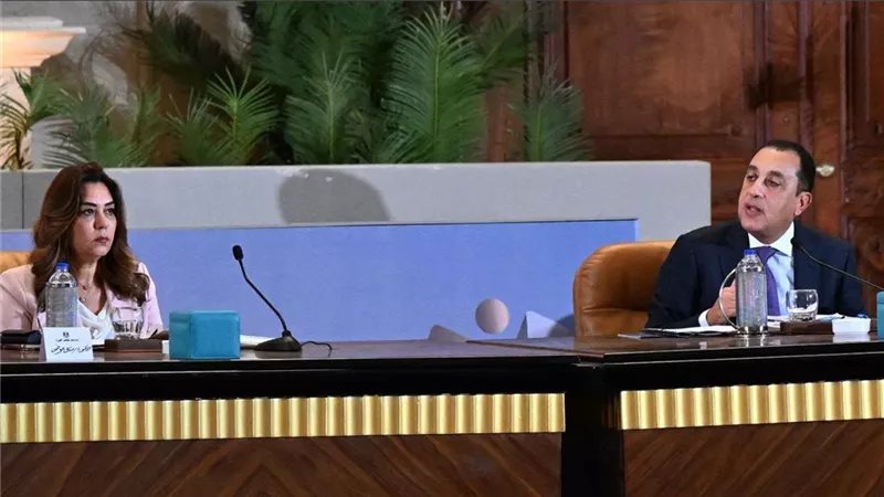 مدبولي: إصدار تشريع أو سياسة لتنظيم آلية استخدام مواقع التواصل