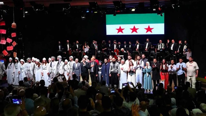 “نوستالجيا”.. رحلة في ذاكرة الفن السوري تعيد الحياة إلى مسرح “الحمراء”
