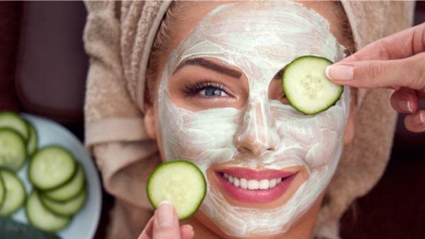ماسكات طبيعية لترطيب وتهدئة البشرة الحساسة في الخريف