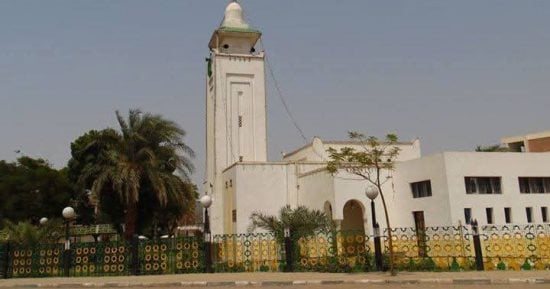 مسجد كيما الكبير بأسوان.. منارة للعلم والقرآن منذ بناء السد العالى.. صور