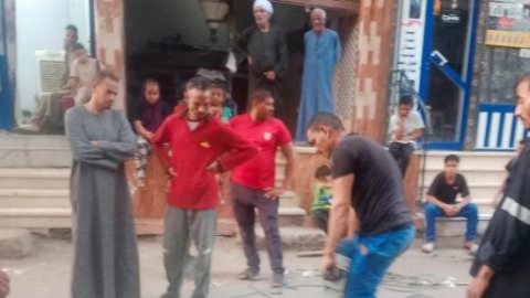 رئيس مدينة أرمنت يتابع إصلاح انسداد بخط الصرف الصحي بشارع السوق بأرمنت الحيط.. صور