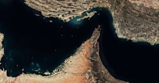 غرق سفينة وإصابة أخرى ترفعان علم سنغافورة في مضيق هرمز