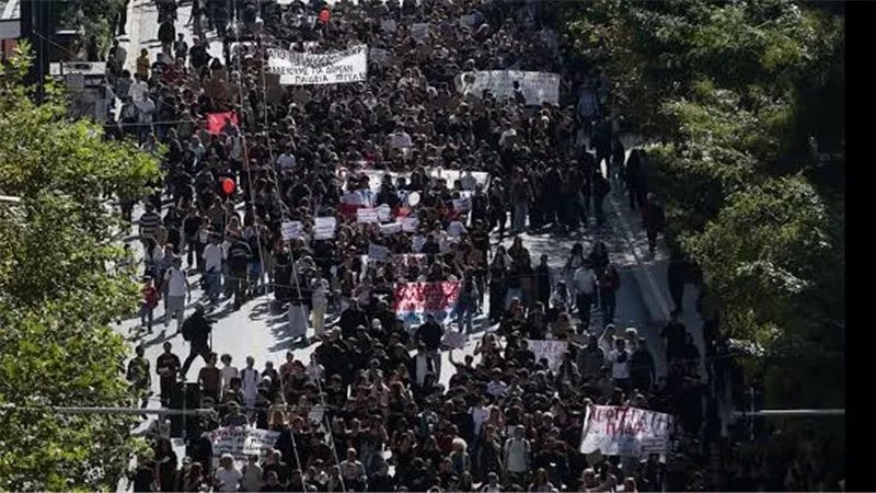 من اليونان إلى فرنسا، المحتجون في أوروبا: "ليست أزمة مهاجرين.. والغلاء لا يُحتمل"