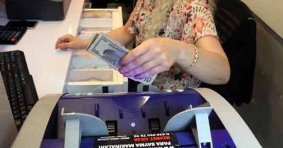 الدولار فوق 55 جنيهًا في البنوك.. تعرف على آخر أسعار الشراء والبيع