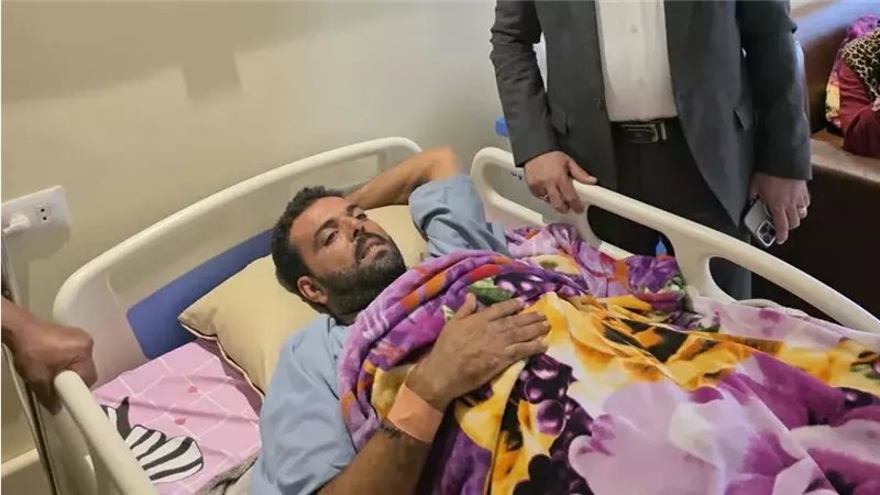 "أحمد عوض" المصاب المصري بحادث السودان: اتغدر بيا بـ 3 طلقات ونفسي أقف على رجلي (فيديو)