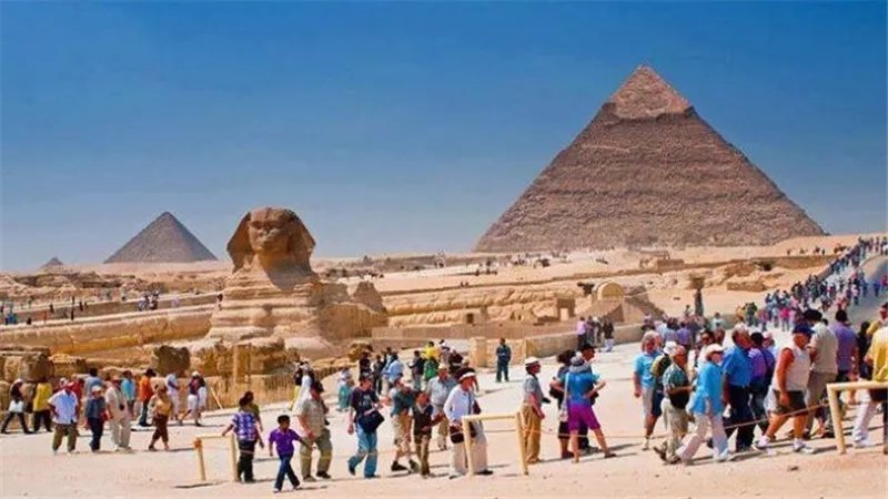 السائح يساوي كم دولارا للاقتصاد المصري؟ الإيرادات تتجه لتجاوز 20 مليار دولار في 2026