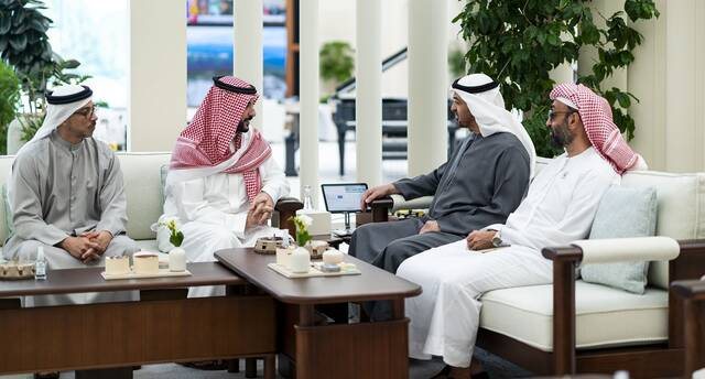 رئيس الإمارات يستقبل وزير الدفاع السعودي لبحث تعزيز التعاون