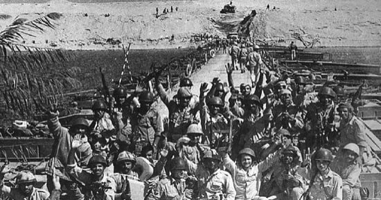 الذكرى 53 لنصر أكتوبر.. جمال السادات وأسرته يقرؤن الفاتحة أمام قبر والده بالمنصة