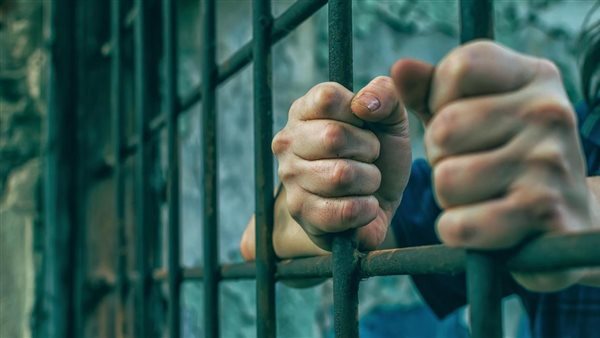 تجديد حبس عاطل لاتهامه بقتل والده المسن ووضع جثته في الثلاجة بالمطرية