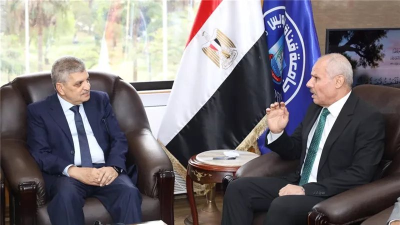 قيادات قناة السويس والكهرباء والأمن يهنئون رئيس الجامعة لتجديد الثقة فيه