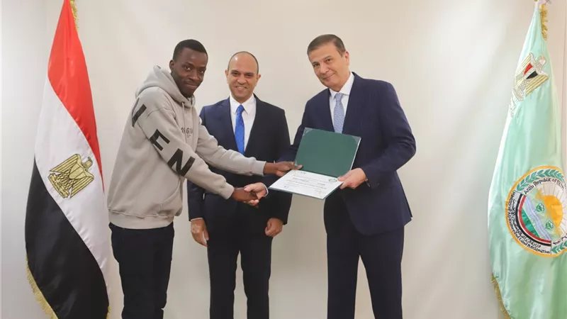 وزير الزراعة يسلم شهادات التخرج لـ10 متدربين من أوغندا بختام برنامج تدريبي حول «الأمن الغذائي»