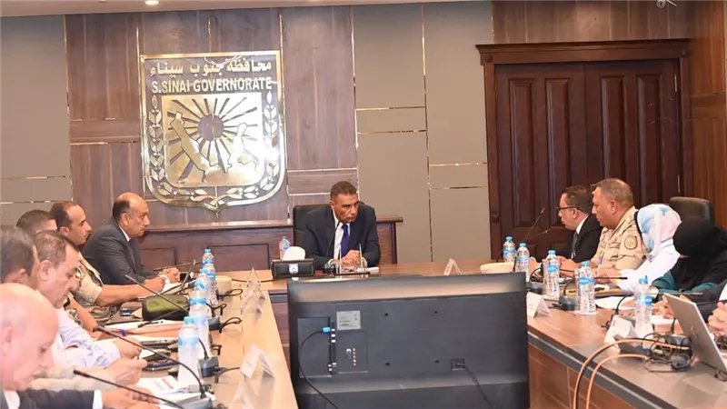 محافظ جنوب سيناء يبحث خطة تطوير أبو رديس وتوطين 26 ألف مواطن