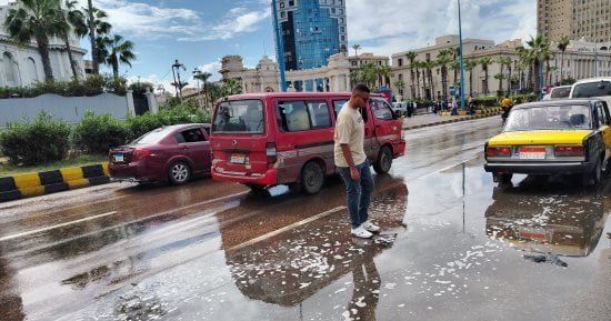 أمطار متفاوتة الشدة تضرب الإسكندرية.. والغيوم تكسو سماء عروس البحر المتوسط «فيديو»