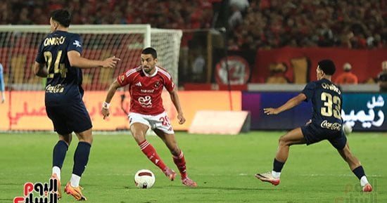 مسؤول تأمين القمة يعلن 10 محظورات يُمنع دخولها مباراة الأهلي والزمالك