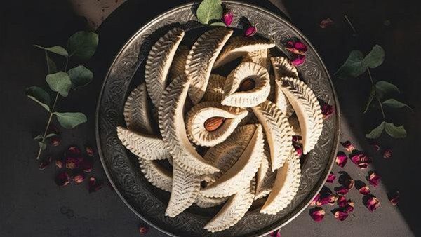 طريقة عمل كعب الغزال في المنزل بحشوة اللوز وطعم شرقي أصيل