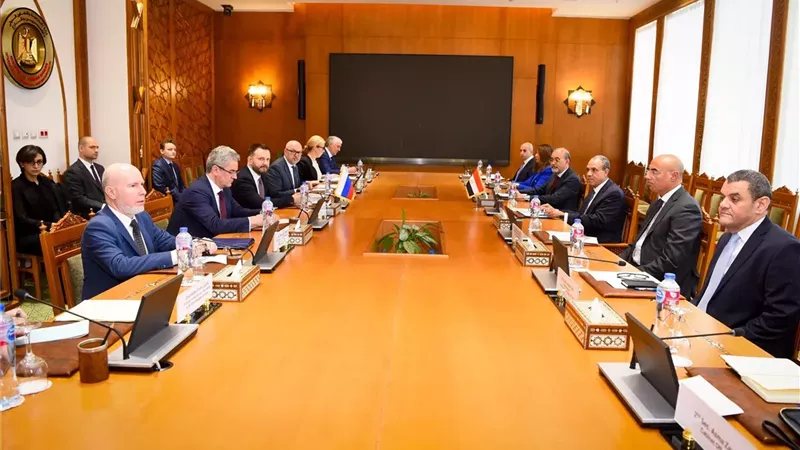 تفاصيل لقاء وزير الخارجية مع نائب رئيس الإدارة الرئاسية الروسية (صور)