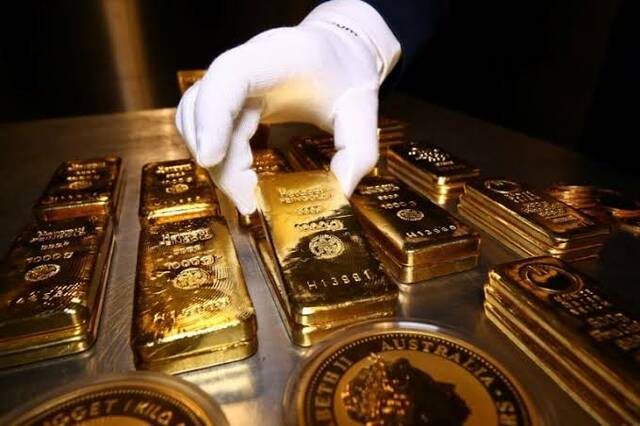 الذهب يرتفع مع تراجع الدولار ويتجه لتسجيل خسارة أسبوعية