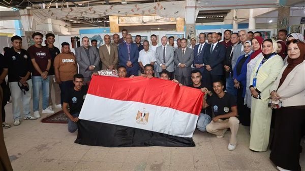 رئيس جامعة قنا يشهد إبداعات طلاب التربية النوعية في معرض فني احتفالا بذكرى نصر أكتوبر(صور)