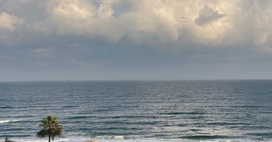 بعد موجه الغيوم.. شمال سيناء تتنفس الخريف وهدوء تام على الطرق والبحر