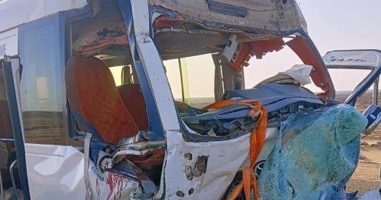 محافظ أسوان يوجه بتقديم الرعاية العلاجية لمصابي حادث طريق أبو سمبل