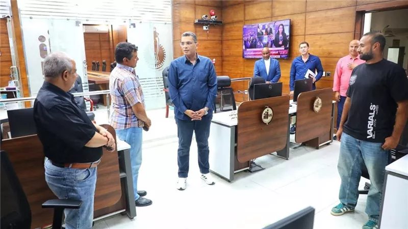 محافظ البحر الأحمر يتابع السيول من مركز السيطرة والسدود تحجز 2.49 مليون متر مكعب من المياه