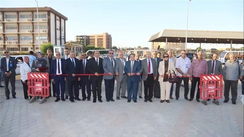 رئيس جامعة قنا يفتتح طريقين جديدين لتعزيز الربط بين الكليات والمستشفيات (صور)