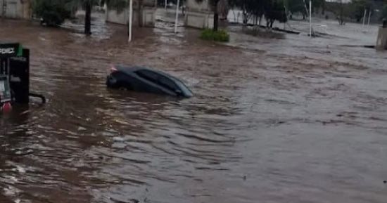 فيضانات عارمة تهدد إسبانيا وتايلاند.. مدن غارقة وملايين المتضررين.. فيديو