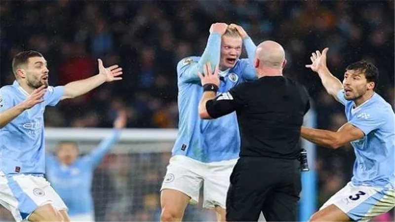مانشستر سيتي يتأخر أمام برايتون بهدف في الشوط الأول بالدوري الإنجليزي