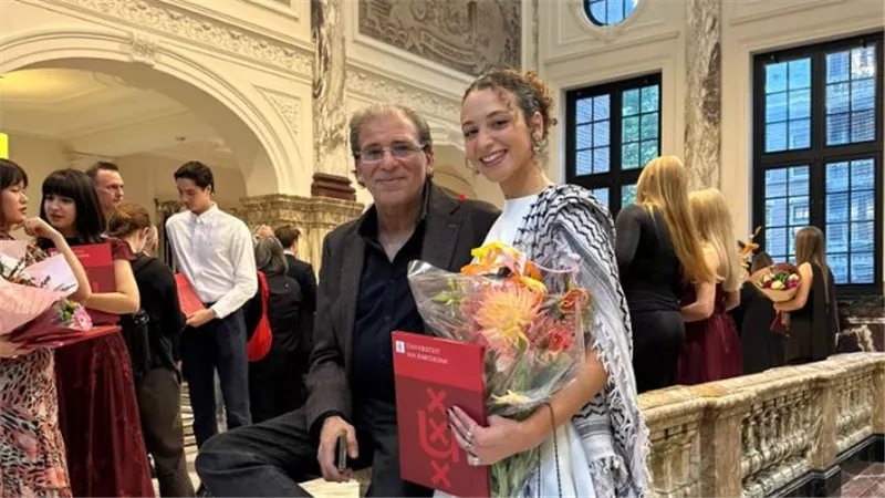 بالكوفية الفلسطينية، خالد يوسف يحتفل بتخرج ابنته مايا من جامعة أمستردام