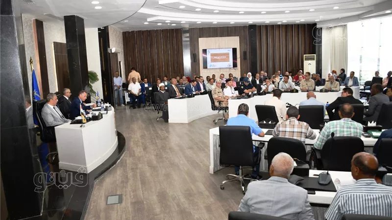 محافظ أسوان يتابع معدلات إنجاز ملفات تقنين أراضى الدولة