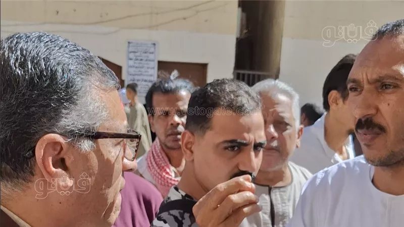 بعد صلاة الجمعة بمسجد القنائي، شاب يناشد محافظ قنا بإنشاء مطبات صناعية في نجع سعيد (فيديو)