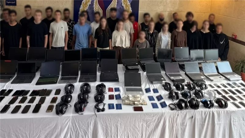 تفاصيل جريمة إلكترونية، سقوط 28 أجنبيا بعد رحلة احتيال بدأت بمكالمة وانتهت بسرقة أموال البنوك
