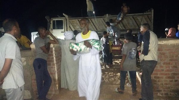 قوافل غذائية وفرق فنية لإصلاح شبكات الري بقرى بشاير الخير وتوماس وعافية بأسوان