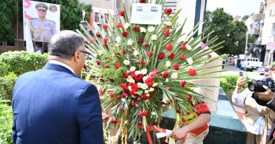 محافظ قنا يضع إكليل زهور على النصب التذكارى للشهداء فى ذكرى انتصارات أكتوبر