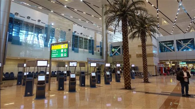 طرق إنهاء إجراءات السفر عبر الأجهزة الذاتية بمطار القاهرة